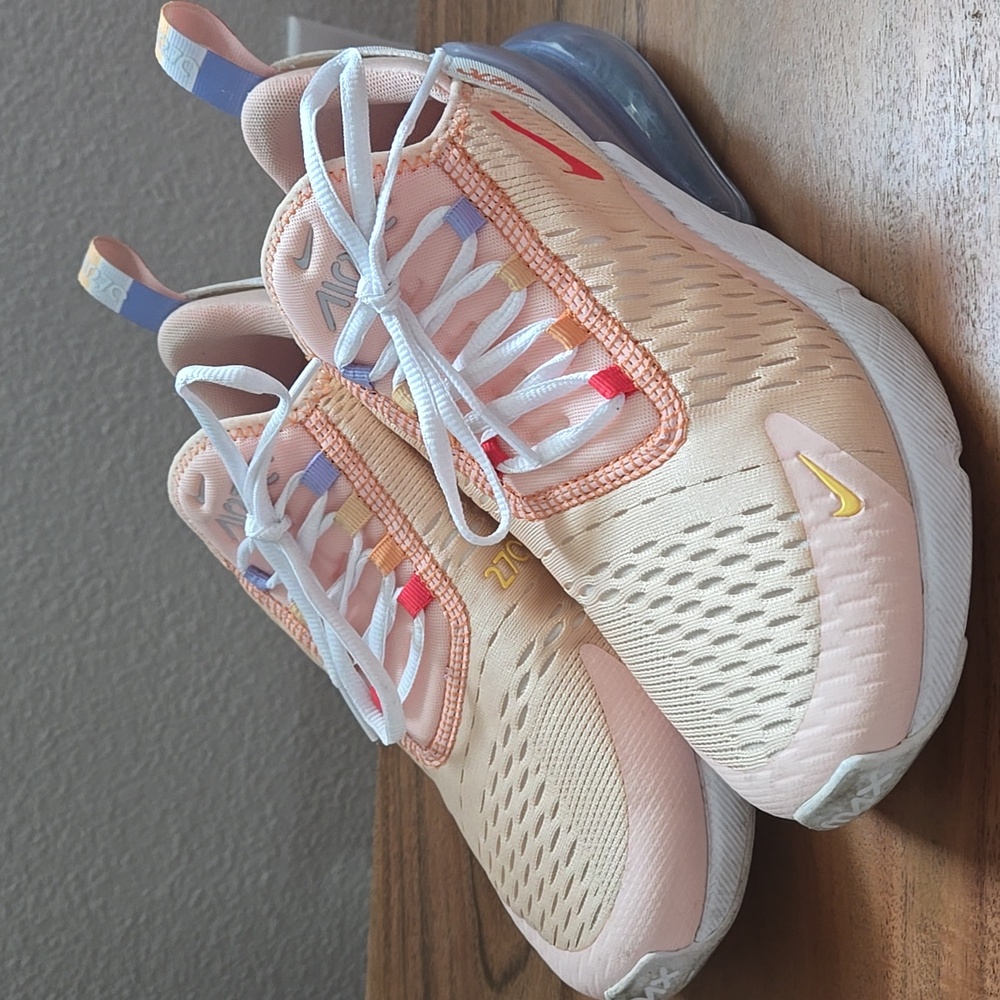 Nike Women's Air 270 Sneakers in Peach and Red Size 8.5